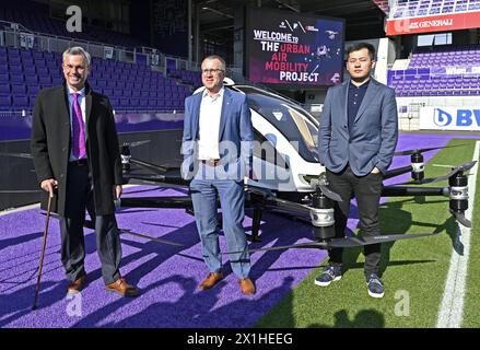 (LtoR) Norbert Hofer, österreichischer Minister für Verkehr, Innovation und Technologie, Robert Machtlinger, CEO des österreichisch-chinesischen Luftfahrtherstellers FACC AG und Derrick Xiong, Mitbegründer und CMO (Chief Marketing Officer) des chinesischen Drohnenherstellers Beijing Yi-Hang Creation Science & Technology Co. (Ehang) während einer Pressevorschau der FACC AG zum Thema „Urban Air Mobility“ im Fußballstadion Generali Arena in Wien, Österreich, 04. April 2019. Das weltweit erste persönliche AAV-Drohnen-Fahrerhaus (Autonomous Aerial Vehicle) bietet Platz für zwei Personen mit einem Gewicht von bis zu 260 Kilogramm und kann bis zu 130 Kilometer pro Stunde erreichen Stockfoto