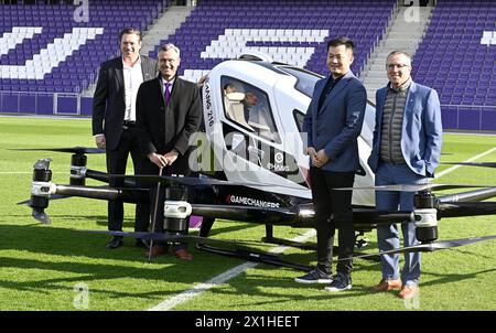 (LtoR) Michael Stix, CEO des Medienunternehmens ProSiebenSat.1PULS4, Norbert Hofer, österreichischer Minister für Verkehr, Innovation und Technologie, Derrick Xiong, Mitbegründer und CMO (Chief Marketing Officer) des chinesischen Drohnenherstellers Beijing Yi-Hang Creation Science & Technology Co. (Ehang) und Robert Machtlinger, CEO des österreichisch-chinesischen Flugstrukturherstellers FACC AG, während einer Pressevorschau der FACC AG zum Thema „Urban Air Mobility“ im Fußballstadion der Generali Arena in Wien, Österreich, 04. April 2019. Das weltweit erste persönliche AAV-Drohnen-Fahrerhaus (Autonomous Aerial Vehicle) bietet Platz für zwei Personen mit einem Gewicht von bis zu Stockfoto