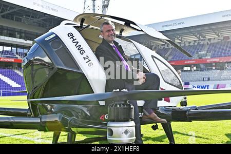 Norbert Hofer, österreichischer Minister für Verkehr, Innovation, während einer Pressevorschau der FACC AG zum Thema „Urban Air Mobility“ im Fußballstadion Generali Arena in Wien, Österreich, 4. April 2019. Das weltweit erste persönliche AAV-Drohnenfahrerhaus kann zwei Personen mit einem Gewicht von bis zu 260 Kilogramm aufnehmen und kann bei einer maximalen Flugstrecke von 35 Kilometern und einer Flugdauer von mindestens 30 Minuten bis zu 130 Kilometer pro Stunde erreichen. - 20190404 PD1661 - Rechteinfo: Rights Managed (RM) Stockfoto