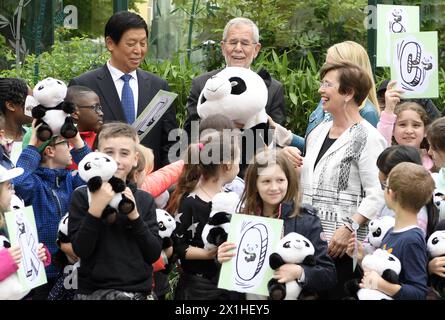 Li Zhanshu, Vorsitzender des Ständigen Ausschusses des Nationalen Volkskongresses (NPC), und der österreichische Präsident Alexander Van der Bellen nehmen an einer Zeremonie Teil, bei der am 20. Mai 2019 in Wien offiziell ein riesiger Panda aus China an die österreichische Seite übergeben wird. Chinas oberster Abgeordneter Li Zhanshu besuchte vom 18. Bis 21. Mai offiziell Österreich, wo er sich mit österreichischen Führern zur Förderung bilateraler Beziehungen traf und Chinas Haltung zur Aufrechterhaltung des Multilateralismus und des freien Handels zum Ausdruck brachte. - 20190520 PD2053 - Rechteinfo: Rights Managed (RM) Stockfoto