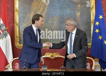 Der österreichische Bundeskanzler Sebastian kurz (L) und der österreichische Staatspräsident Alexander Van der Bellen unterzeichnen Dokumente im Namen der Vereidigung der neuen Minister der Regierung am 22. Mai in Wien. 2019 nachdem Minister der rechtsextremen Freiheitlichen Partei (FPOe) nach dem Rücktritt ihres Parteikollegen und Vizekanzler Heinz-Christian Strache von ihrem Amt zurückgetreten waren. Strache trat als Vizekanzler und FPOe-Leiter zurück, nachdem Aufnahmen von deutschen Medien gezeigt hatten, dass er Regierungsverträge im Gegenzug für Wahlkampfhilfe an einen falschen russischen Unterstützer in einer Villa auf der anbot Stockfoto