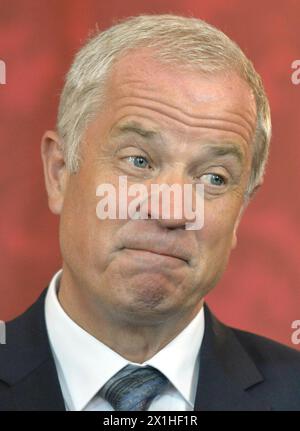 Johann LUIF (Verteidigungsminister) wird am 22. Mai 2019 von Bundespräsident Alexander Van der Bellen in der Präsidentenresidenz in Wien vereidigt, nachdem Minister der rechtsextremen Freiheitlichen Partei (FPOe) nach dem Rücktritt ihres Parteikollegen und Vizekanzlers Heinz-Christian Strache von ihrem Amt zurückgetreten sind. Strache trat als Vizekanzler und FPOe-Leiter zurück, nachdem er in deutschen Medien veröffentlichte Aufnahmen gezeigt hatte, dass er Regierungsverträge im Gegenzug für Wahlkampfhilfe für einen falschen russischen Unterstützer in einer Villa auf der Ferieninsel Ibiza anbot. - 20190522 PD2 Stockfoto