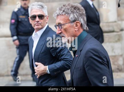 Der ehemalige Formel-1-Teamchef Eddie Jordan (R) nimmt am 29. Mai 2019 im Stephandsdom am Stephandsdom (Stephansdom in Wien) an der Trauerfeier für den dreimaligen österreichischen Formel-1-Weltmeister Niki Lauda Teil. - 20190529 PD4154 - Rechteinfo: Rights Managed (RM) Stockfoto