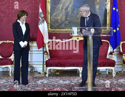 Die Präsidentin des Verfassungsgerichts (VfGH) Brigitte Bierlein und der Bundespräsident der Republik Österreich Alexander Van der Bellen am Donnerstag, den 30. Mai 2019, anlässlich einer Erklärung im Präsidialkanzleramt in Wien. Brigitte Bierlein wird Österreichs erste Bundeskanzlerin. Sie wird bis zu den Wahlen im Laufe des Jahres eine Übergangsregierung führen. Wien, Österreich, 30. Mai 2019. - 20190530 PD3112 - Rechteinfo: Rights Managed (RM) Stockfoto