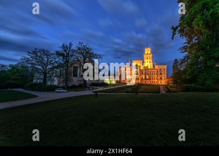 Nachtschloss Hluboka nad Vltavou - ein neogotisches Juwel in Südböhmen - das Schloss befindet sich in der Nähe der Stadt Ceske Budejovice (Budweis) - Tschechien Stockfoto