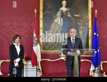 Die Präsidentin des Verfassungsgerichts (VfGH) Brigitte Bierlein und der Bundespräsident der Republik Österreich Alexander Van der Bellen am Donnerstag, den 30. Mai 2019, anlässlich einer Erklärung im Präsidialkanzleramt in Wien. Brigitte Bierlein wird Österreichs erste Bundeskanzlerin. Sie wird bis zu den Wahlen im Laufe des Jahres eine Übergangsregierung führen. Wien, Österreich, 30. Mai 2019. - 20190530 PD3143 - Rechteinfo: Rights Managed (RM) Stockfoto