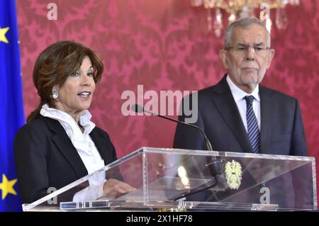 Die Präsidentin des Verfassungsgerichts (VfGH) Brigitte Bierlein und der Bundespräsident der Republik Österreich Alexander Van der Bellen am Donnerstag, den 30. Mai 2019, anlässlich einer Erklärung im Präsidialkanzleramt in Wien. Brigitte Bierlein wird Österreichs erste Bundeskanzlerin. Sie wird bis zu den Wahlen im Laufe des Jahres eine Übergangsregierung führen. Wien, Österreich, 30. Mai 2019. - 20190530 PD3172 - Rechteinfo: Rights Managed (RM) Stockfoto