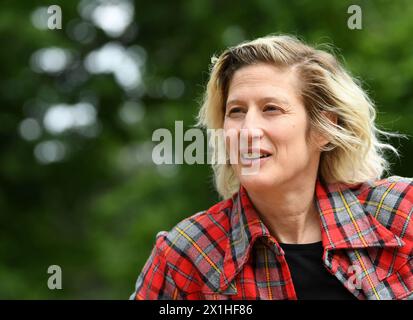 Die österreichische Schriftstellerin Ines Birkhan im Interview mit der Austria Presse Agentur in Wien, Österreich, am 31. Mai 2019. - 20190531 PD12645 - Rechteinfo: Rights Managed (RM) Stockfoto