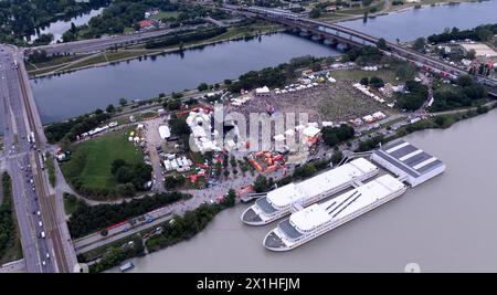 Das 36. Donauinselfest in Wien. Das Open-Air-Festival findet vom 21. Bis 23. Juni 2019 statt. BILD: Luftaufnahme Donauinsel FM4 Bühne am 21. Juni 2019 - 20190622 PD6087 - Rechteinfo: Rights Managed (RM) Stockfoto