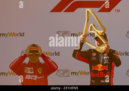 Zweiter Platz Charles Leclerc (MON/Scuderia Ferrari /l.) Und Sieger Max Verstappen (NDL / Aston Martin Red Bull Racing) feiert auf dem Podium nach dem Formel 1 Grand Prix in Spielberg am 30. Juni 2019. Max Verstappen gewann den Großen Preis von Österreich, nachdem er Charles Leclercs Ferrari in den Schlussrunden überholt hatte. - 20190630 PD4439 - Rechteinfo: Rechte verwaltet (RM) Stockfoto