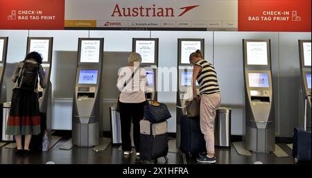 Featured - Wien International Airport - am 11. Juli 2019 in Schwechat, Österreich. Self Check-in – 20190711 PD1713 – Rechteinfo: Rights Managed (RM) Stockfoto