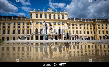 FEATURE: Touristen besuchen Schloss Schönbrunn in Wien. Schloss Schönbrunn ist eine der beliebtesten Sehenswürdigkeiten Wiens. Fotografiert Am 15. Juli 2019. Wien, Österreich. - 20190715 PD3126 - Rechteinfo: Rechte verwaltet (RM) Stockfoto