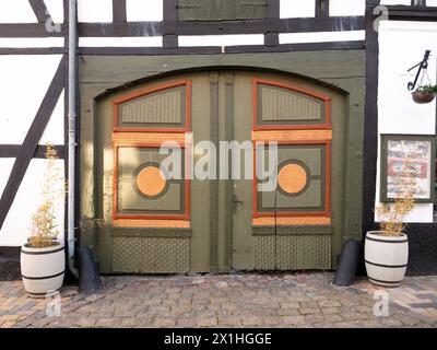 Doppeltüren aus Holz eines historischen Fachwerkhauses in verschiedenen Farben in der Altstadt von Bogense, Fünen, Dänemark Stockfoto