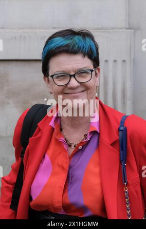 London, Großbritannien, 16. April 2024. Staatsministerin im Kabinettsbüro Baroness Neville-Rolfe DMB CMG wird beim Verlassen des Kabinettsbüros gesehen. Politiker kehren nach Westminster zurück, um den zweiten Geschäftstag nach der Osterpause zu verbringen. Quelle: Eleventh Photography/Alamy Live News Stockfoto