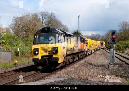 Colas-Diesellokomotive der Baureihe 70 Nr. 70805 zieht einen Network Rail-Ingenieurzug am Bahnhof Hatton, Warwickshire, England, Großbritannien Stockfoto