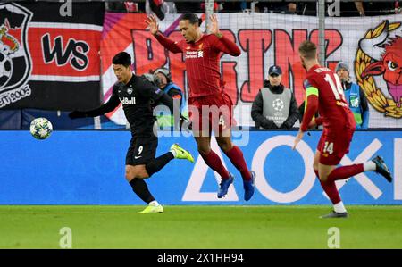 UEFA Champions League Gruppe E Fußballspiel zwischen RB Salzburg und Liverpool FC am 10. Dezember 2019 in Salzburg, Österreich. BILD: Hee-Chan Hwang (FC Salzburg), Virgil van Dijk (FC Liverpool), Jordan Henderson (FC Liverpool) - 20191210 PD8254 - Rechteinfo: Rights Managed (RM) Stockfoto