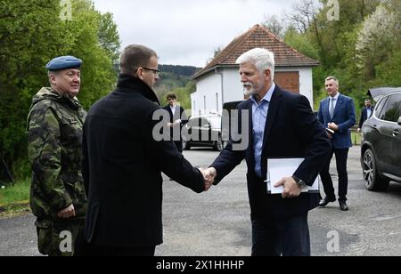 Vlachovice, Tschechische Republik. April 2024. Der tschechische Präsident Petr Pavel, rechts, besucht ein ehemaliges Munitionsdepot während seines zweitägigen Besuchs in der Region Zlin in Vlachovice, Tschechische Republik, am 17. April 2024. Zwei Munitionslager explodierten 2014 auf dem Gelände in Vlachovice-Vrbetice. Zwei Menschen starben bei der ersten Explosion. Die Ermittler vermuten, dass russische Geheimdienstmitarbeiter den Sprengsatz in den Lagern platziert haben, die die Explosion ausgelöst haben. Auf der linken Seite befindet sich der Gouverneur der Region Zlin Radim Holis (ANO). Quelle: Dalibor Gluck/CTK Photo/Alamy Live News Stockfoto