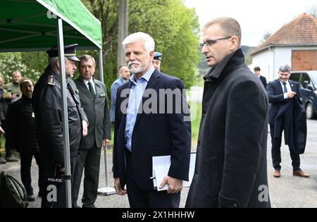 Vlachovice, Tschechische Republik. April 2024. Der tschechische Präsident Petr Pavel, Zentrum, besucht ein ehemaliges Munitionsdepot während seines zweitägigen Besuchs in der Region Zlin in Vlachovice, Tschechische Republik, am 17. April 2024. Zwei Munitionslager explodierten 2014 auf dem Gelände in Vlachovice-Vrbetice. Zwei Menschen starben bei der ersten Explosion. Die Ermittler vermuten, dass russische Geheimdienstmitarbeiter den Sprengsatz in den Lagern platziert haben, die die Explosion ausgelöst haben. Auf der rechten Seite befindet sich der Gouverneur der Region Zlin Radim Holis (ANO). Quelle: Dalibor Gluck/CTK Photo/Alamy Live News Stockfoto