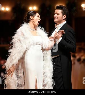 Traditioneller Wiener Opernball an der Wiener Staatsoper in Wien, 20. Februar 2020. Im Bild: Die Opernsängerinnen Aida Garifullina und Piotr Beczala. - 20200220 PD15864 - Rechteinfo: Rechte verwaltet (RM) Stockfoto