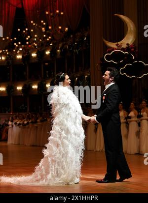 Traditioneller Wiener Opernball an der Wiener Staatsoper in Wien, 20. Februar 2020. Im Bild: Die Opernsängerinnen Aida Garifullina und Piotr Beczala. - 20200220 PD15885 - Rechteinfo: Rechte verwaltet (RM) Stockfoto