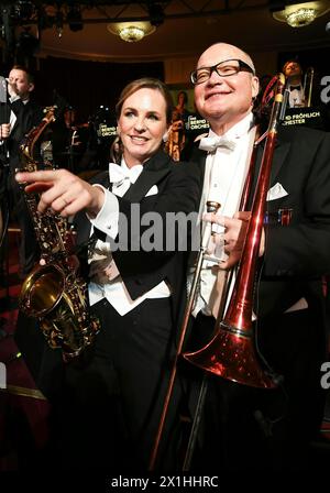 Traditioneller Wiener Opernball an der Wiener Staatsoper in Wien, 20. Februar 2020. Im Bild: Opernballregisseur Maria Großbauer (Saxophon) und Nils Landgren (Posaune) - 20200220 PD15696 - Rechteinfo: Rights Managed (RM) Stockfoto