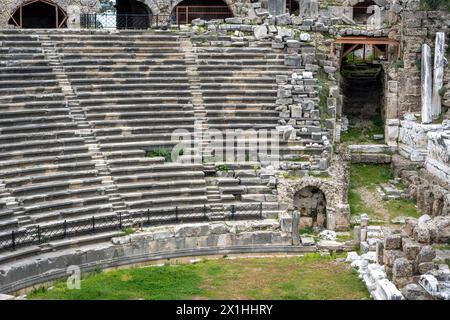 Amphitheater und kunstvolle Marmorruinen in der antiken Stadt Side, Antalya Stockfoto