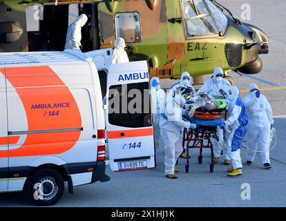 Österreichische Ärzte kümmern sich um zwei französische Patienten, die mit dem neuartigen Coronavirus infiziert sind, bei ihrer Ankunft am Flughafen Salzburg, um am 1. April 2020 in einem Krankenhaus behandelt zu werden. Die Patienten kamen mit einem Militärhubschrauber aus der nordöstlichen französischen Stadt Metz an. - 20200401 PD6415 - Rechteinfo: Rechte verwaltet (RM) Stockfoto