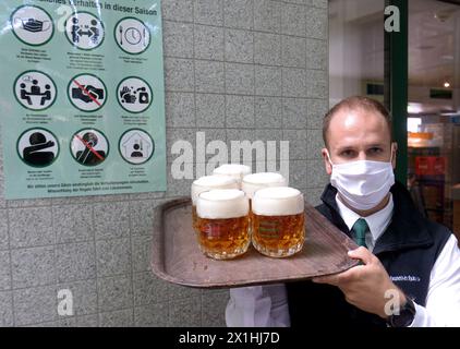 Ein Kellner im Schweizerhaus der Familie Kolarik im Wiener Prater mit Bierkrügen, die am 14. Mai 2020 in Wien fotografiert wurden. Nach der Sperrung nach Ausbruch des neuartigen Coronavirus (COVID-19) und dem Gastronomieverbot werden die Restaurants in Österreich morgen wieder unter Bedingungen geöffnet. - 20200514 PD2032 - Rechteinfo: Rechte verwaltet (RM) Stockfoto