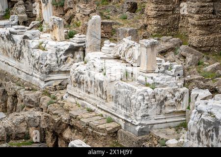 Amphitheater und kunstvolle Marmorruinen in der antiken Stadt Side, Antalya Stockfoto