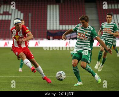 Zlatko Junuzovic (FC Red Bull Salzburg/l) gegen Maximilian Hofmann (SK Rapid Wien/r) beim tipico Bundeliga Spiel zwischen Red Bull Salzburg und SK Rapid Wien am 3. Juni 2020 in Salzburg, Österreich. - 20200603 PD7341 - Rechteinfo: Rechte verwaltet (RM) Stockfoto