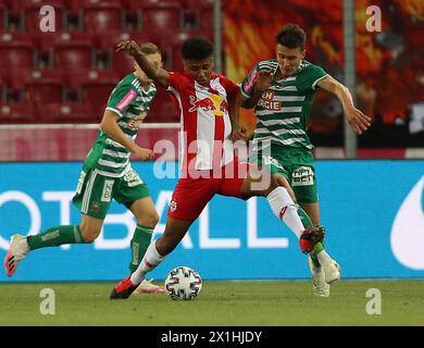Karim-David Adeyemi (FC Red Bull Salzburg/l) gegen Dejan Ljubicic (SK Rapid Wien/r) beim tipico Bundeliga Spiel zwischen Red Bull Salzburg und SK Rapid Wien am 3. Juni 2020 in Salzburg, Österreich. - 20200603 PD8081 - Rechteinfo: Rights Managed (RM) Stockfoto