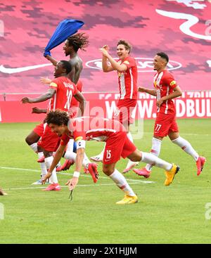 Salzburg feiert nach dem Gewinn des tipico Bundesliga-Spiels zwischen dem FC Red Bull Salzburg und dem TSV Hartberg am 28. Juni 2020 in Salzburg. - 20200628 PD5184 - Rechteinfo: Rights Managed (RM) Stockfoto