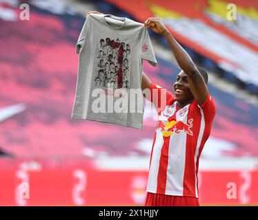 Enock Mwepu (FC Red Bull Salzburg) feiert nach dem Gewinn des tipico Bundesliga-Spiels zwischen dem FC Red Bull Salzburg und dem TSV Hartberg am 28. Juni 2020 in Salzburg. - 20200628 PD5193 - Rechteinfo: Rights Managed (RM) Stockfoto