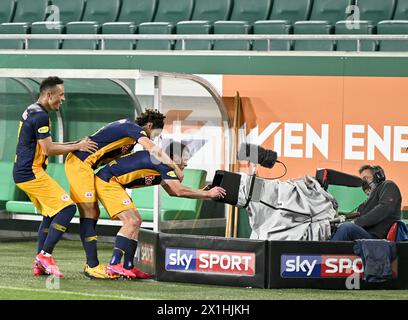 Zlatko Junuzovic (M/RBS) und seine Teamkollegen treffen beim tipico Bundesliga-Spiel zwischen SK Rapid Wien und Red Bull Salzburg am 24. Juni 2020 in Wien mit 6:1. - 20200624 PD8540 - Rechteinfo: Rechte verwaltet (RM) Stockfoto