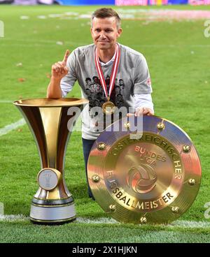 Headcoach Jesse Marsch (FC Red Bull Salzburg) feiert mit der Trophäe nach dem Titelgewinn beim tipico Bundesliga-Spiel zwischen Red Bull Salzburg und SK Puntigamer Sturm Graz am 1. Juli 2020 in Salzburg. - 20200701 PD10389 - Rechteinfo: Rechte verwaltet (RM) Stockfoto