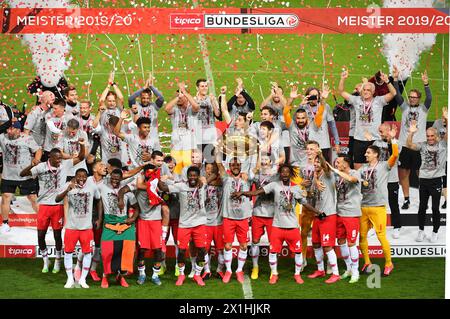 Die Teamspieler des FC Red Bull Salzburg feiern mit der Trophäe nach dem tipico Bundesliga-Spiel zwischen Red Bull Salzburg und SK Puntigamer Sturm Graz am 1. Juli 2020 in Salzburg, Österreich. - 20200701 PD10165 - Rechteinfo: Rights Managed (RM) Stockfoto