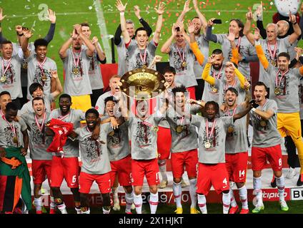 Die Teamspieler des FC Red Bull Salzburg feiern mit der Trophäe nach dem tipico Bundesliga-Spiel zwischen Red Bull Salzburg und SK Puntigamer Sturm Graz am 1. Juli 2020 in Salzburg, Österreich. - 20200701 PD10217 - Rechteinfo: Rechte verwaltet (RM) Stockfoto