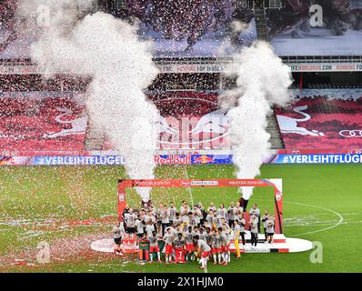 Die Teamspieler des FC Red Bull Salzburg feiern mit der Trophäe nach dem tipico Bundesliga-Spiel zwischen Red Bull Salzburg und SK Puntigamer Sturm Graz am 1. Juli 2020 in Salzburg, Österreich. - 20200701 PD10210 - Rechteinfo: Rights Managed (RM) Stockfoto