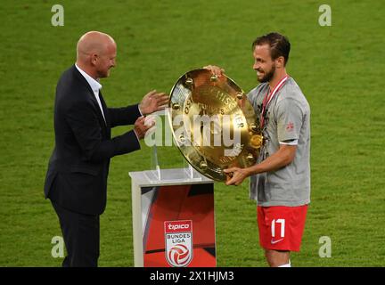 (L-R) Bundesliga-Vorstand Christian Ebenbauer, Kapitän Andreas Ulmer (FC Red Bull Salzburg) feiert mit der Trophäe nach dem tipico Bundesliga-Spiel zwischen Red Bull Salzburg und SK Puntigamer Sturm Graz am 1. Juli 2020 in Salzburg, Österreich. - 20200701 PD10848 - Rechteinfo: Rights Managed (RM) Stockfoto