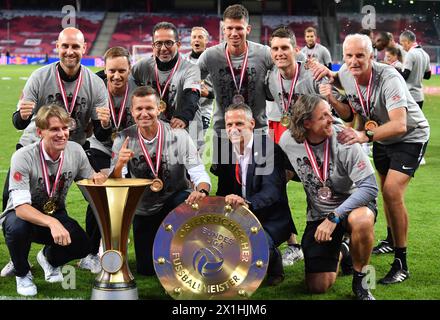 (L-R) Sportdirektor Christoph Freund, Trainer Jesse Marsch (FC Red Bull Salzburg), GF Stephan Reiter (3.v.l.) Der FC Red Bull Salzburg Stuff feiert mit der Trophäe nach dem Titelgewinn beim tipico Bundesliga-Spiel zwischen Red Bull Salzburg und SK Puntigamer Sturm Graz am 1. Juli 2020 in Salzburg. - 20200701 PD10410 - Rechteinfo: Rights Managed (RM) Stockfoto