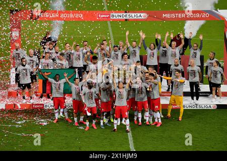 Die Teamspieler des FC Red Bull Salzburg feiern mit der Trophäe nach dem tipico Bundesliga-Spiel zwischen Red Bull Salzburg und SK Puntigamer Sturm Graz am 1. Juli 2020 in Salzburg, Österreich. - 20200701 PD10551 - Rechteinfo: Rights Managed (RM) Stockfoto