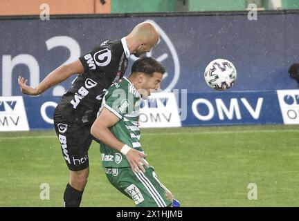 (L-R), Gernot Trauner (LASK), Ercan Kara (Rapid) während des tipico Bundesliga-Spiels zwischen SK Rapid Wien und LASK Linz am 1. Juli 2020 in Wien. - 20200701 PD8543 - Rechteinfo: Rechte verwaltet (RM) Stockfoto