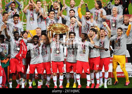 Die Teamspieler des FC Red Bull Salzburg feiern mit der Trophäe nach dem tipico Bundesliga-Spiel zwischen Red Bull Salzburg und SK Puntigamer Sturm Graz am 1. Juli 2020 in Salzburg, Österreich. - 20200701 PD10204 - Rechteinfo: Rights Managed (RM) Stockfoto