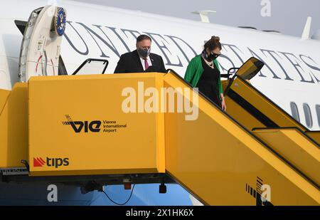 US-Außenminister Mike Pompeo und seine Frau Susan treffen am 13. August 2020 am Flughafen Wien ein. US-Außenminister Mike Pompeo ist auf einer Vierer-Tour durch Europa. - 20200813 PD5561 - Rechteinfo: Rights Managed (RM) Stockfoto