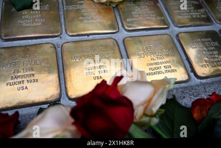 28 sogenannte Stolpersteine wurden im Rahmen eines Projektes des deutschen Künstlers Gunter Demnig vor dem Salzburger Festspielhaus in Salzburg platziert, um an Künstler zu erinnern, die Opfer der deutschen NS-Diktatur waren. Demnig startete das Projekt 1993, indem er die Steine vor Häusern installierte, in denen Juden lebten, bevor sie während des Nazi-Regimes in Vernichtungslager deportiert wurden. Der Künstler hat bereits tausende Stolpersteine in Städten installiert, in denen Juden im in- und Ausland lebten und arbeiteten. Foto am 17. August 2020. - 20200817 PD3569 - Rechteinfo: Rechte verwaltet Stockfoto