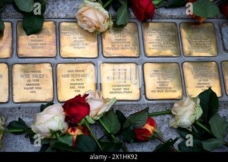 28 sogenannte Stolpersteine wurden im Rahmen eines Projektes des deutschen Künstlers Gunter Demnig vor dem Salzburger Festspielhaus in Salzburg platziert, um an Künstler zu erinnern, die Opfer der deutschen NS-Diktatur waren. Demnig startete das Projekt 1993, indem er die Steine vor Häusern installierte, in denen Juden lebten, bevor sie während des Nazi-Regimes in Vernichtungslager deportiert wurden. Der Künstler hat bereits tausende Stolpersteine in Städten installiert, in denen Juden im in- und Ausland lebten und arbeiteten. Foto am 17. August 2020. - 20200817 PD3533 - Rechteinfo: Rechte verwaltet Stockfoto