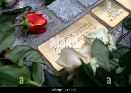 28 sogenannte Stolpersteine wurden im Rahmen eines Projektes des deutschen Künstlers Gunter Demnig vor dem Salzburger Festspielhaus in Salzburg platziert, um an Künstler zu erinnern, die Opfer der deutschen NS-Diktatur waren. Demnig startete das Projekt 1993, indem er die Steine vor Häusern installierte, in denen Juden lebten, bevor sie während des Nazi-Regimes in Vernichtungslager deportiert wurden. Der Künstler hat bereits tausende Stolpersteine in Städten installiert, in denen Juden im in- und Ausland lebten und arbeiteten. Foto am 17. August 2020. - 20200817 PD3535 - Rechteinfo: Rechte verwaltet Stockfoto