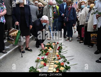 28 sogenannte Stolpersteine wurden im Rahmen eines Projektes des deutschen Künstlers Gunter Demnig vor dem Salzburger Festspielhaus in Salzburg platziert, um an Künstler zu erinnern, die Opfer der deutschen NS-Diktatur waren. Demnig startete das Projekt 1993, indem er die Steine vor Häusern installierte, in denen Juden lebten, bevor sie während des Nazi-Regimes in Vernichtungslager deportiert wurden. Der Künstler hat bereits tausende Stolpersteine in Städten installiert, in denen Juden im in- und Ausland lebten und arbeiteten. Foto am 17. August 2020. - 20200817 PD3605 - Rechteinfo: Rechte verwaltet Stockfoto