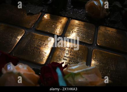 28 sogenannte Stolpersteine wurden im Rahmen eines Projektes des deutschen Künstlers Gunter Demnig vor dem Salzburger Festspielhaus in Salzburg platziert, um an Künstler zu erinnern, die Opfer der deutschen NS-Diktatur waren. Demnig startete das Projekt 1993, indem er die Steine vor Häusern installierte, in denen Juden lebten, bevor sie während des Nazi-Regimes in Vernichtungslager deportiert wurden. Der Künstler hat bereits tausende Stolpersteine in Städten installiert, in denen Juden im in- und Ausland lebten und arbeiteten. Foto am 17. August 2020. - 20200817 PD5411 - Rechteinfo: Rechte verwaltet Stockfoto