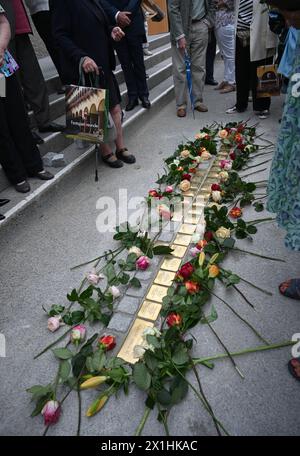 28 sogenannte Stolpersteine wurden im Rahmen eines Projektes des deutschen Künstlers Gunter Demnig vor dem Salzburger Festspielhaus in Salzburg platziert, um an Künstler zu erinnern, die Opfer der deutschen NS-Diktatur waren. Demnig startete das Projekt 1993, indem er die Steine vor Häusern installierte, in denen Juden lebten, bevor sie während des Nazi-Regimes in Vernichtungslager deportiert wurden. Der Künstler hat bereits tausende Stolpersteine in Städten installiert, in denen Juden im in- und Ausland lebten und arbeiteten. Foto am 17. August 2020. - 20200817 PD3601 - Rechteinfo: Rechte verwaltet Stockfoto